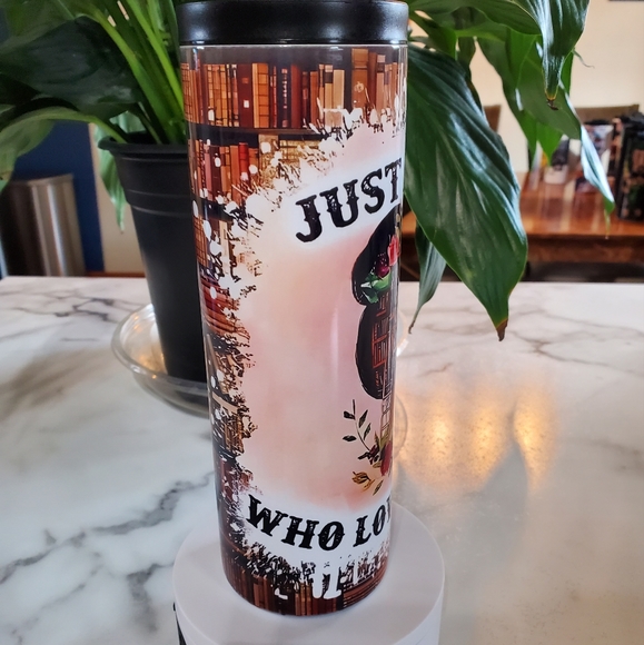 JUST A GIRL WHO LOVES BOOKS 20oz Tumbler with duo lids 🎉sale - Picture 5 of 8